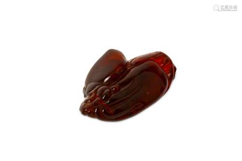 A CHINESE CARVED AMBER ‘FINGER CITRON’ PENDANT. Qi