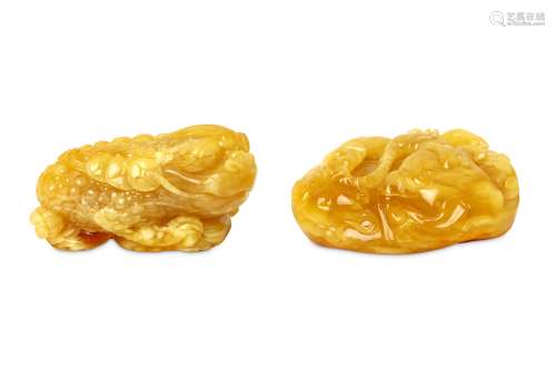 TWO CHINESE AMBER ‘ANIMAL’ CARVINGS. 20th to 21st