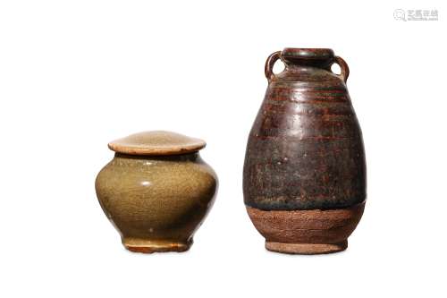 A CHINESE CELADON-GLAZED JAR AND COVER TOGETHER WITH A CIZHOU-WARE JAR. 8-12cm H. (3) 青釉蓋罐及磁州窯罐