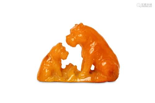 AMBER ‘DOG GROUP’ CARVING. 19th to 20th Century. C