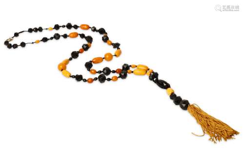 AN AMBER AND BLACK BEAD NECKLACE. 1cm - 2.4cm ambe