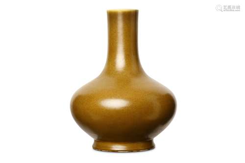 A CHINESE ‘EEL-SKIN’ GLAZED VASE. Qing dynasty, To