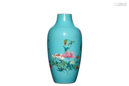 A CHINESE TURQUOISE-GROUND FAMILLE ROSE VASE. 19th