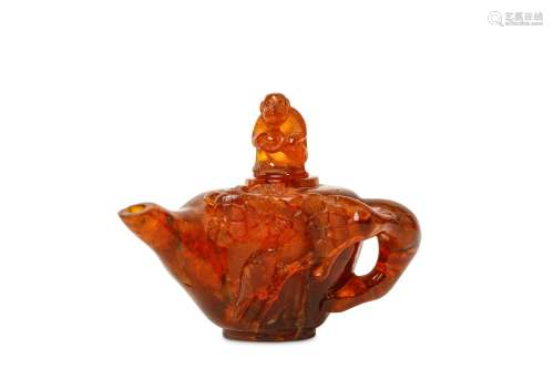 A CHINESE CARVED AMBER WATER-DROPPER AND COVER.  Q
