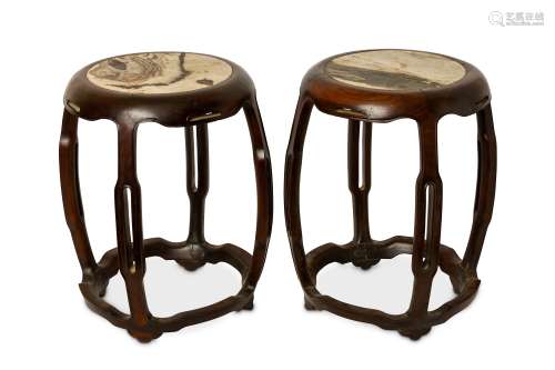 A PAIR OF CHINESE MARBLE-TOPPED WOOD BARREL STOOLS