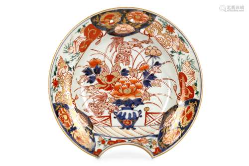 AN IMARI BARBER’S BOWL. Edo period, 17th/18th cent