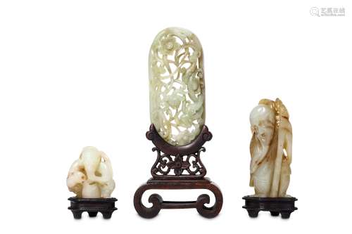 THREE CHINESE JADE CARVINGS. Qing Dynasty. Compris