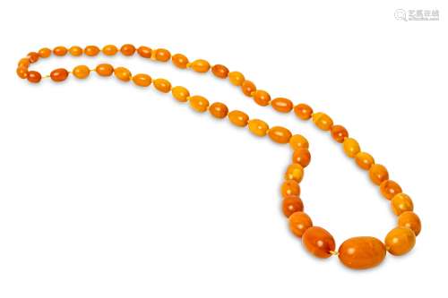 AN AMBER NECKLACE. A graduated strand of 1.2-3.5cm