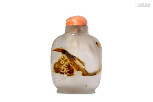 A CHINESE SILHOUETTE AGATE ‘MONKEYS’ SNUFF BOTTLE.