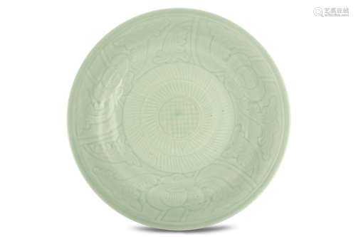 A LARGE CHINESE INCISED CELADON DISH. Qing Dynasty