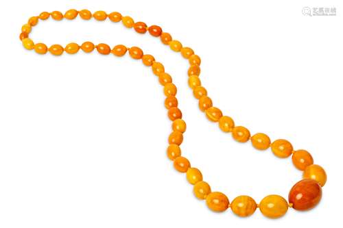 AN AMBER NECKLACE. A graduated strand of 1.2-3.3mm