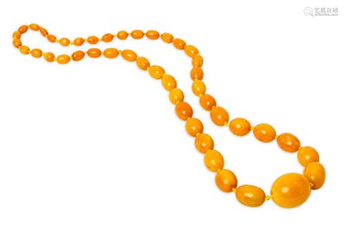 AN AMBER NECKLACE. Comprising a single row of grad