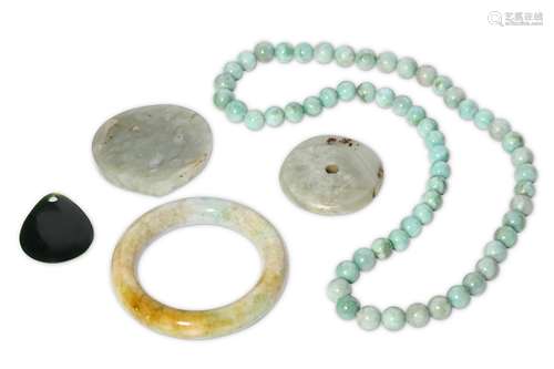 A CHINESE JADEITE BEAD NECKLACE, A BANGLE AND THREE PENDANTS. 29cm L, 5- 8cm diameter. (5) 翡翠項鏈、