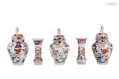 A SMALL IMARI GARNITURE. Late 17th/early 18th cent