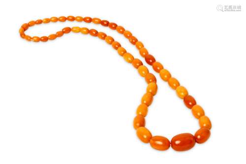 AN AMBER NECKLACE. Comprising a single row of grad