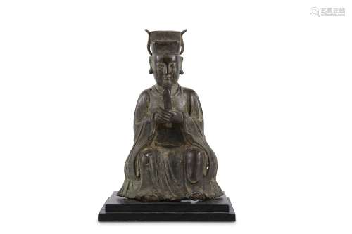 A CHINESE BRONZE FIGURE OF A SEATED OFFICIAL. Ming