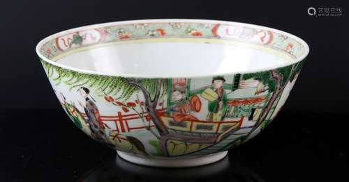 Chinese famille verte bowl decorated with figures in an outdoor setting, on round foot, 20cm