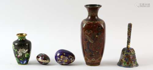 Small selection of Japanese and Chinese cloisonne items, comprising Japanese baluster vase decorated