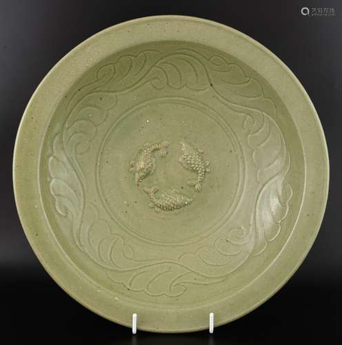 Modern Chinese celadon dish with applied decoration of three fish framed by moulded decoration of