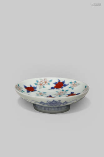 A SMALL JAPANESE NABESHIMA DISH 19TH/20TH CENTURY The well decorated in underglaze blue, red,