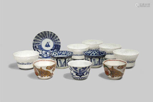 ELEVEN JAPANESE PORCELAIN BOWLS EDO/MEIJI PERIODS Nine variously decorated in underglaze blue with