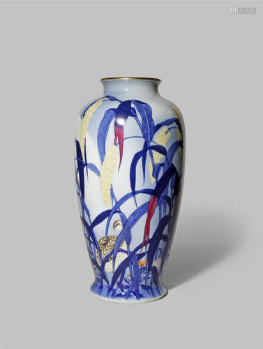 A TALL JAPANESE FUKAGAWA VASE 20TH CENTURY The baluster-shaped body decorated with a continuous