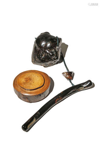 A JAPANESE UMIMATSU SMOKING SET, KISERUZUTSU AND TONKOTSU EDO/MEIJI PERIOD The tobacco box and lid