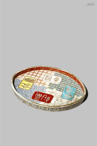 A JAPANESE IMARI OVAL TRAY 19TH/20TH CENTURY The well painted in polychrome and gilt, with four