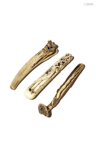 THREE JAPANESE PIPECASES, KISERUZUTSU MEIJI 1868-1912 Two in stag antler and of senryu-zutsu form,