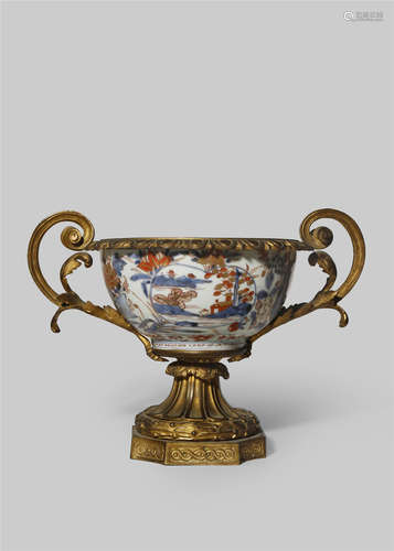 A JAPANESE IMARI BOWL C.1700 Decorated to the outside in underglaze blue, red enamels and gilt