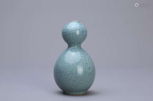 A Chinese Ge-Type Double Gourd Porcelain Vase