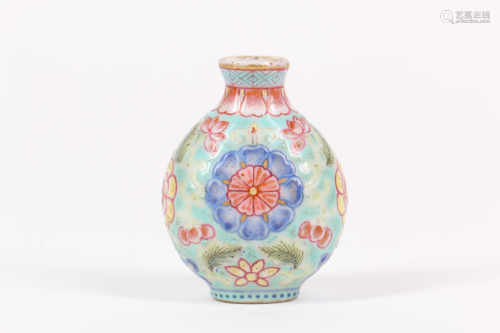 A Chinese Famille-Rose Porcelain Snuff Bottle