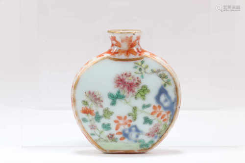 A Chinese Famille-Rose Porcelain Snuff Bottle