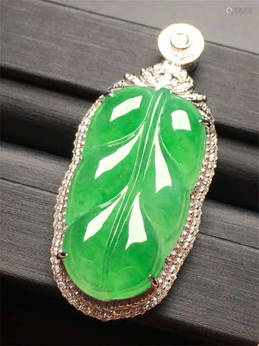 18K WHITE DIAMOND GOLD NATURAL JADEITE LEAF PENDANT