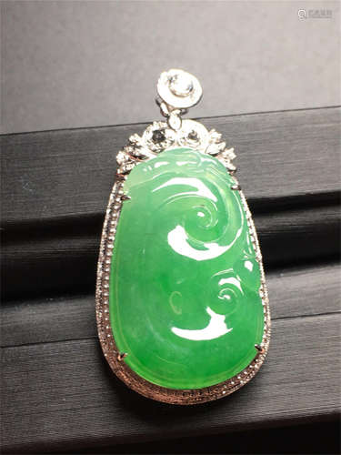 18K WHITE DIAMOND GOLD NATURAL JADEITE RUYI PENDANT