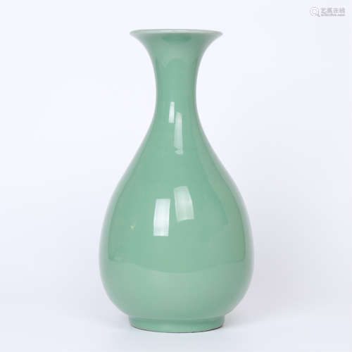 CHINESE CELADON GLAZE YUHUCHUN VASE