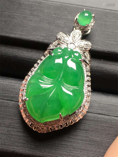 18K WHITE DIAMOND GOLD NATURAL JADEITE PENDANT