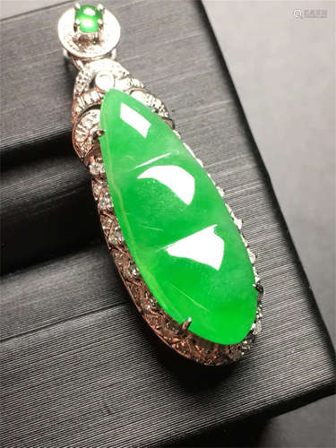 18K WHITE DIAMOND GOLD NATURAL JADEITE BEAN PENDANT