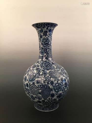 Chinese Blue& White Flowers Vase