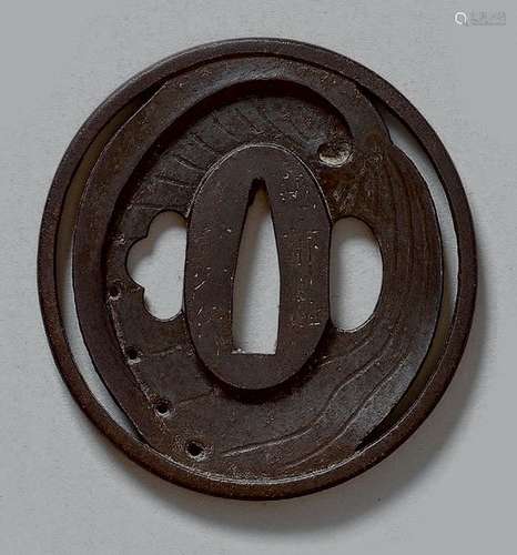 JAPON Époque Edo (1603 1868)		 DEUX TSUBA en fer:...