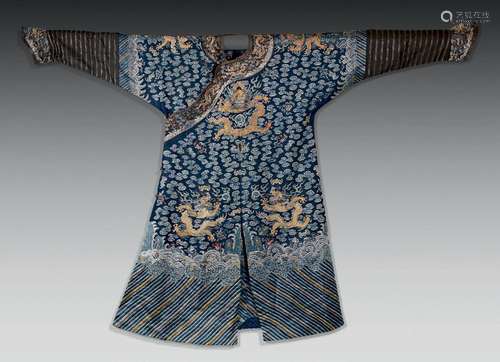 CHINE XIXe siècle		 ROBE D'ÉTÉ brodée aux fils do...