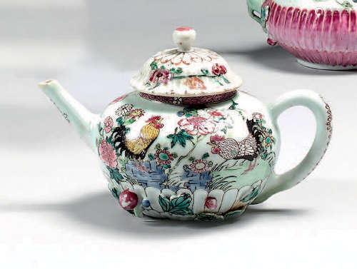 CHINE XVIIIe siècle		 VERSEUSE en porcelaine à dé...