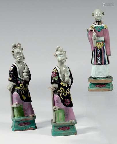 CHINE XIXe siècle		 TROIS STATUETTES en porcelain...