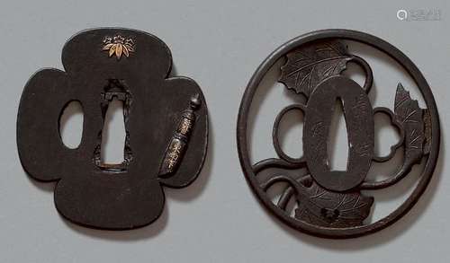 JAPON Époque Edo (1603 1868)		 DEUX TSUBA en fer:...