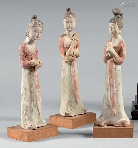 CHINE Époque Tang (618 907)		 TROIS STATUETTES de...