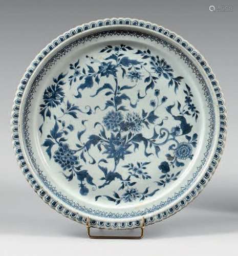 CHINE XVIIIe siècle		 PLAT chantourné en porcelai...