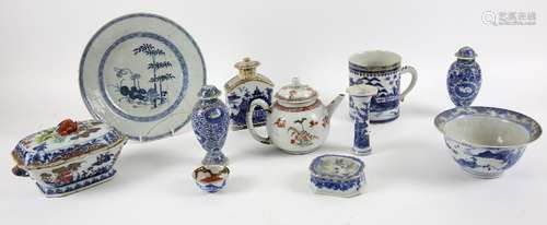 Small selection of Chinese blue and white and other ceramics to include an Export mug, teapot with