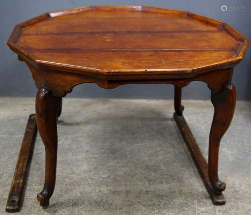 Chinese red lacquered twelve-sided table, on cabriole legs and stretchers, mark to base reads 'YUN