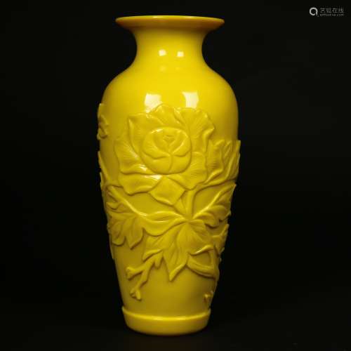 A Carved Yellow Peking Glass Vase, Qing Dynasty