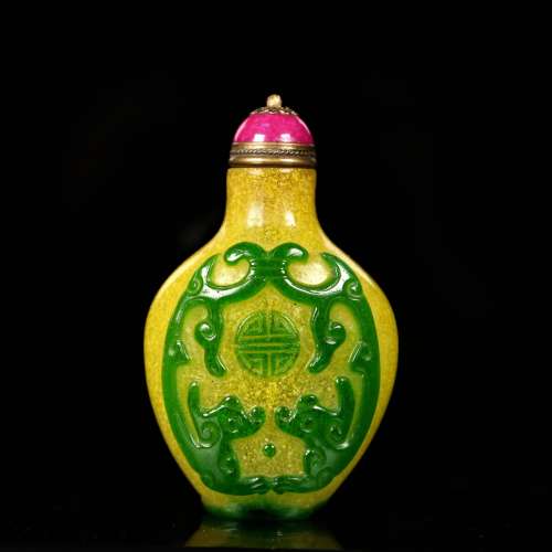An Yellow and green Overlay Peking Glass Snuff Bottle,19th century